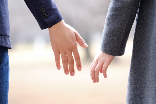 パートナーと距離を縮めようとする夫婦のイメージ