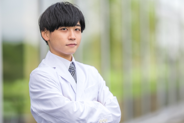男性の健康について解説する医師のイメージ