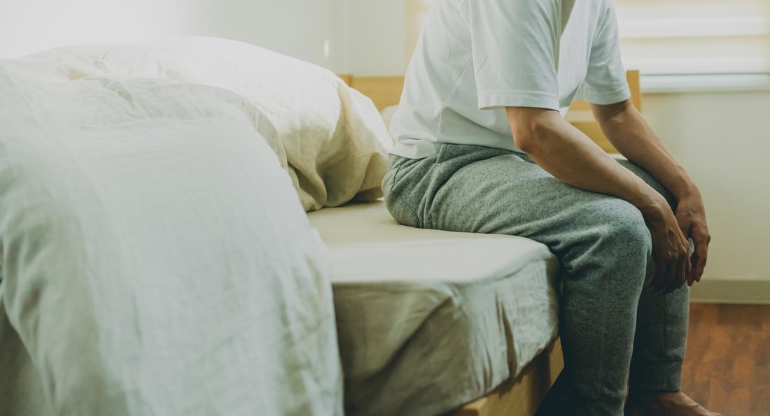 朝から疲労感やだるさを感じる男性